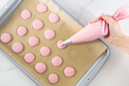 FRENCH MACARONS WITH RASPBERRY PRESERVES
